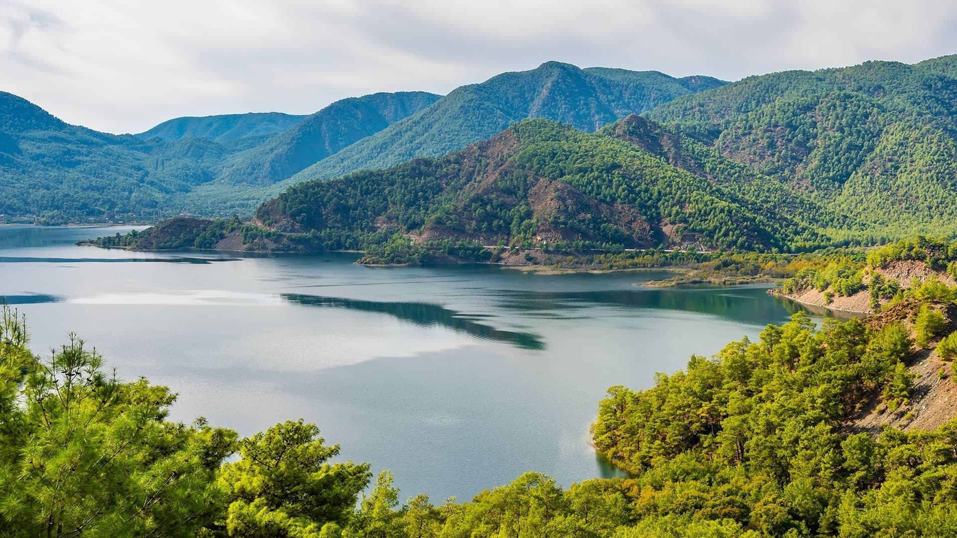 Charming Villages and Stops Worth Exploring Along the Way